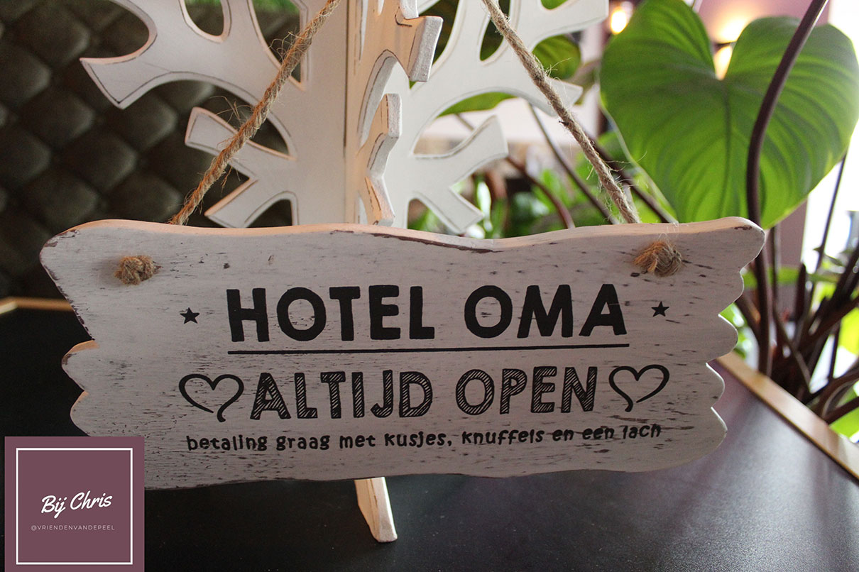 Bordje Hotel Oma Altijd Open Bij Chris